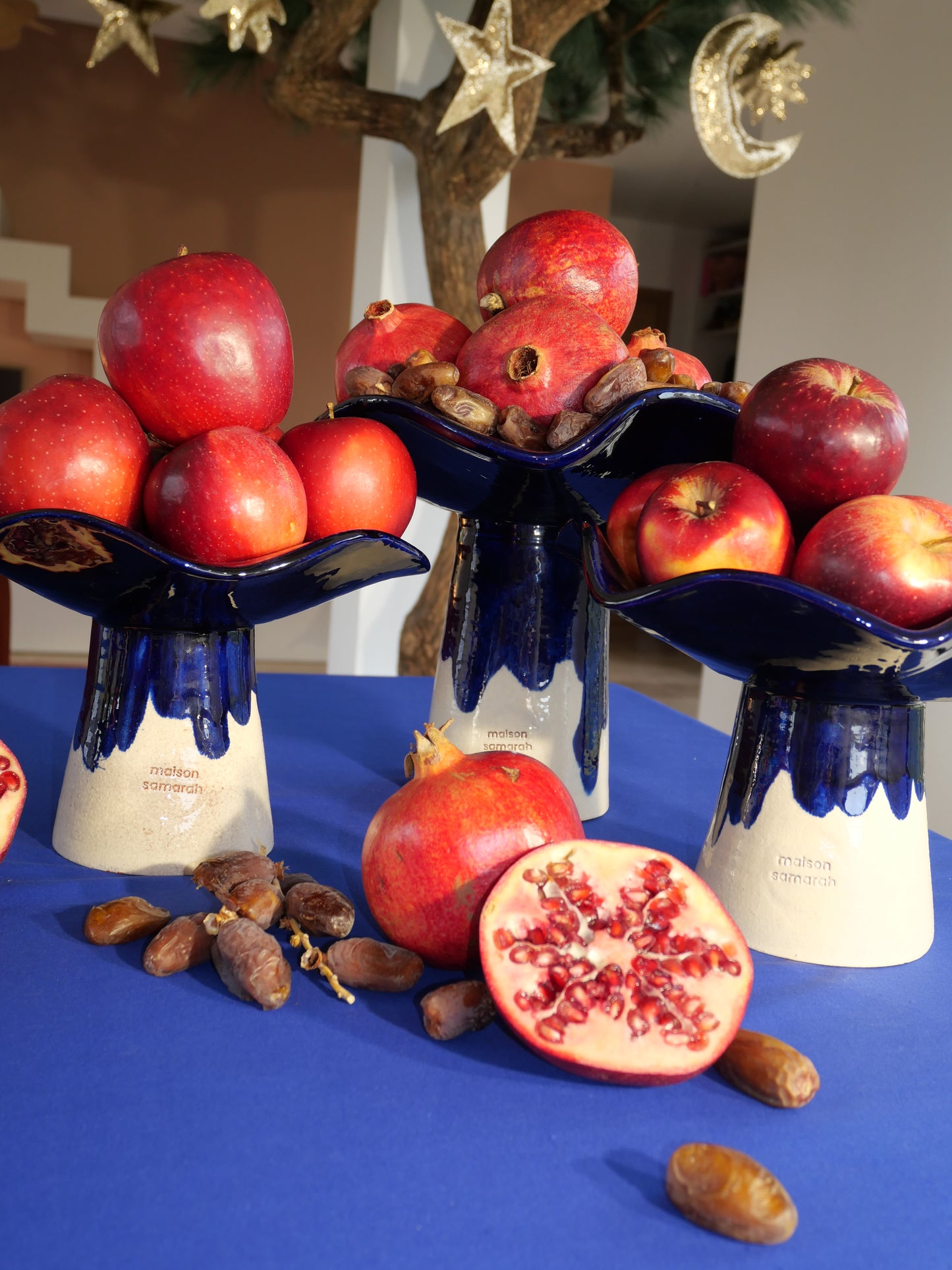 La Coupe est pleine – coupe de fruits sur pied émaillée blanc & bleu profond brillant - version S