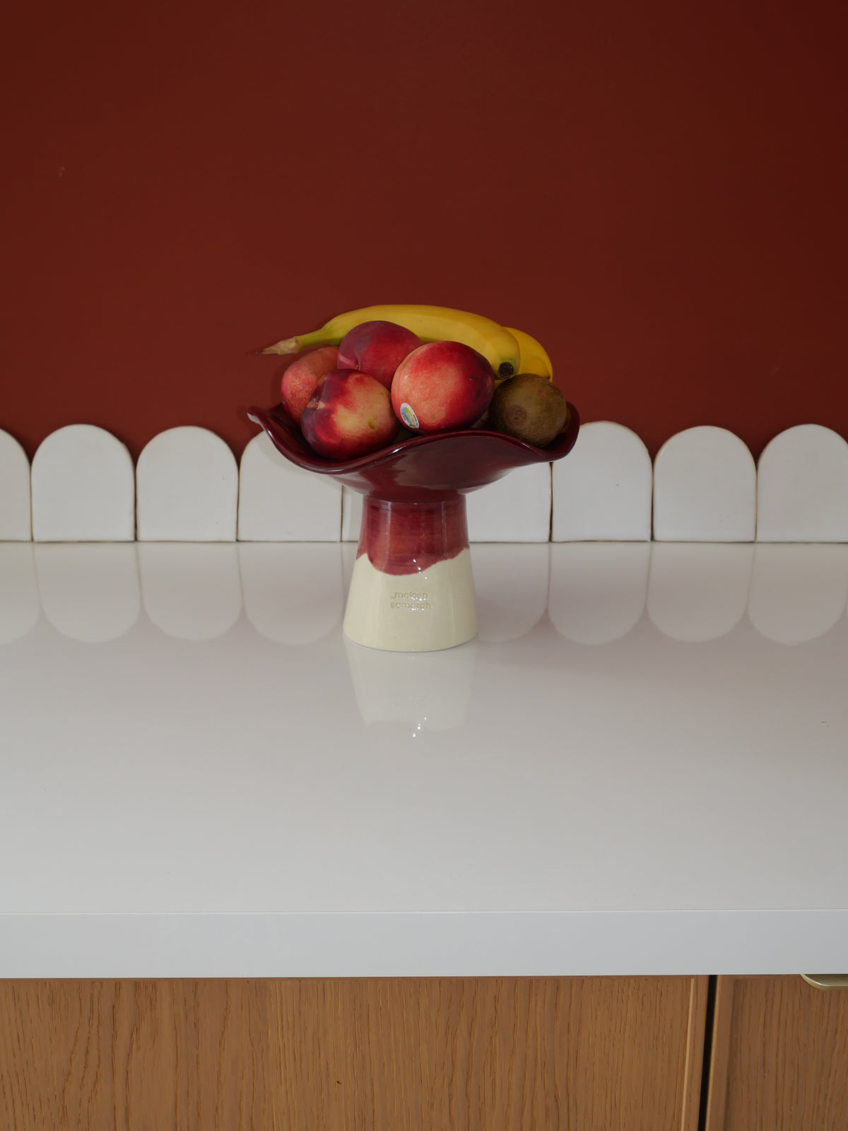 Modèle en stock - La Coupe est pleine – coupe de fruits sur pied émaillée blanc & bordeaux brillant - version S
