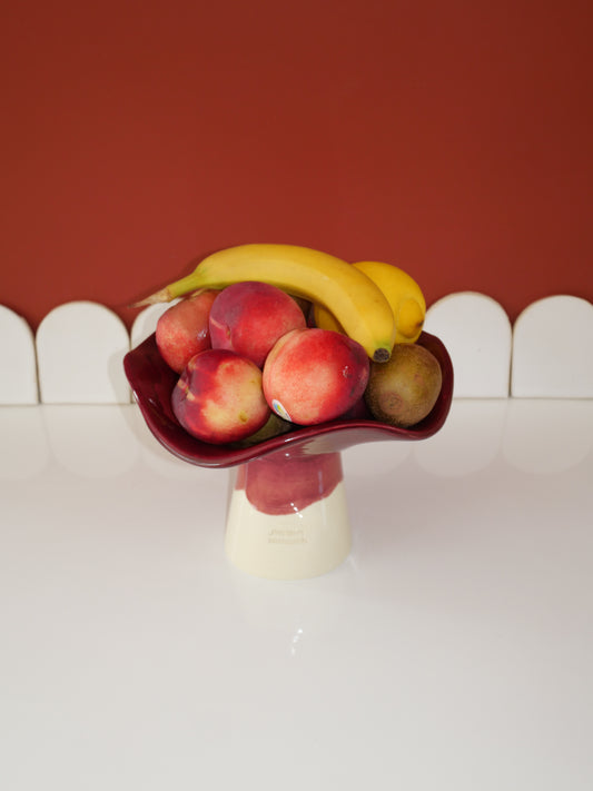 Modèle en stock - La Coupe est pleine – coupe de fruits sur pied émaillée blanc & bordeaux brillant - version S
