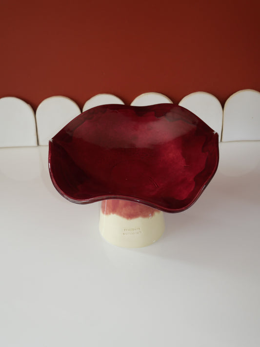 Modèle en stock - La Coupe est pleine – coupe de fruits sur pied émaillée blanc & bordeaux brillant - version S