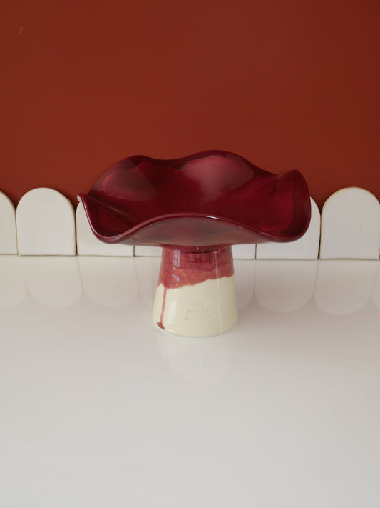 Modèle en stock - La Coupe est pleine – coupe de fruits sur pied émaillée blanc & bordeaux brillant - version S
