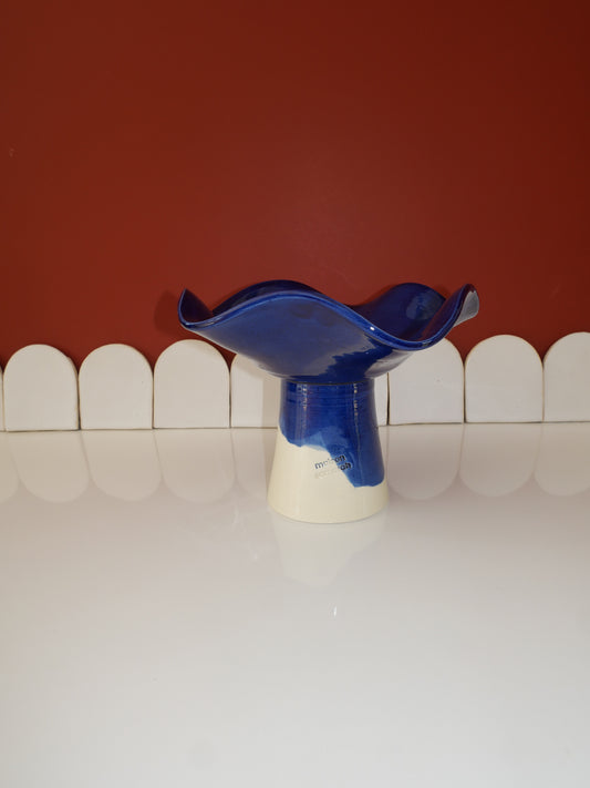 Modèle en stock - La Coupe est pleine – coupe de fruits sur pied émaillée blanc & bleu brillant - version S