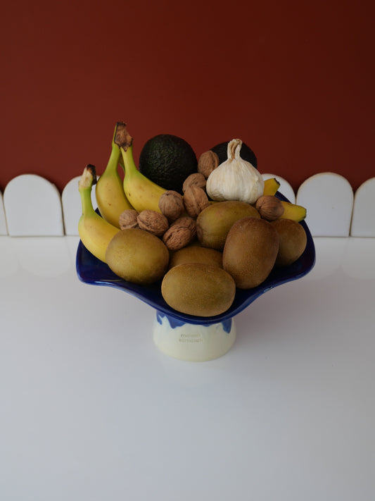Modèle en stock - La Coupe est pleine – coupe de fruits sur pied émaillée blanc & bleu brillant - version S
