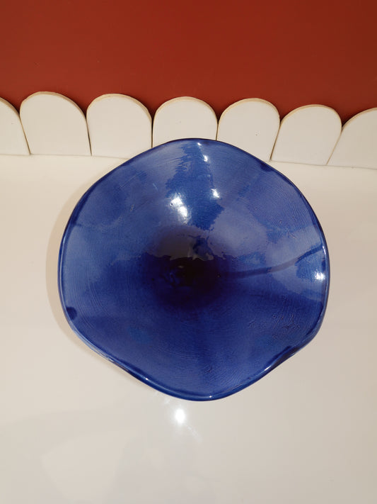 Modèle en stock - La Coupe est pleine – coupe de fruits sur pied émaillée blanc & bleu brillant - version S