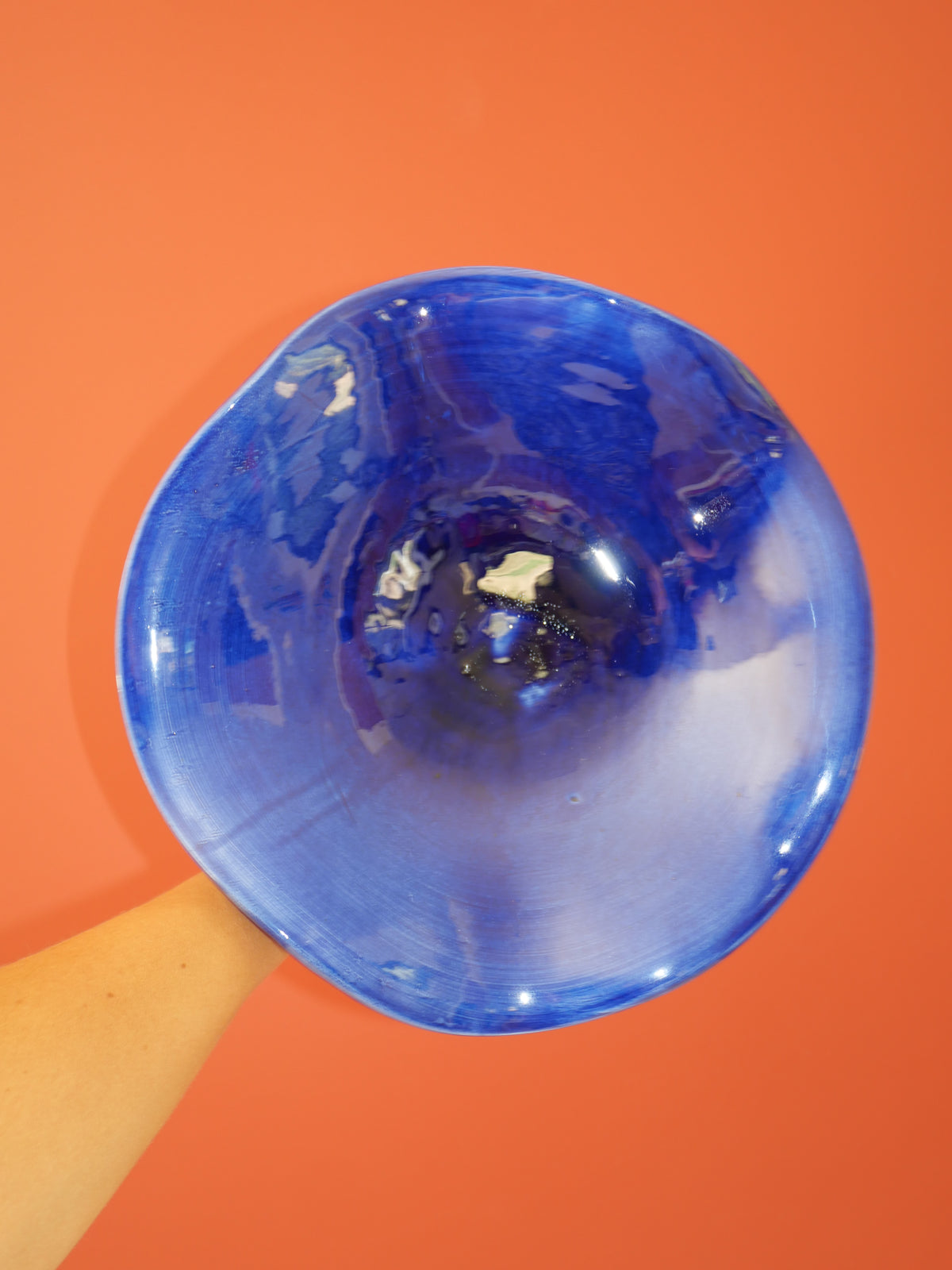 Modèle en stock - La Coupe est pleine – coupe de fruits sur pied émaillée blanc & bleu brillant - version S