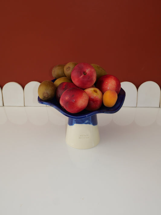 Modèle en stock - La Coupe est pleine – coupe de fruits sur pied émaillée blanc & bleu brillant - version S