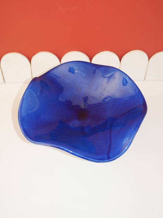 Modèle en stock - La Coupe est pleine – coupe de fruits sur pied émaillée blanc & bleu brillant - version S