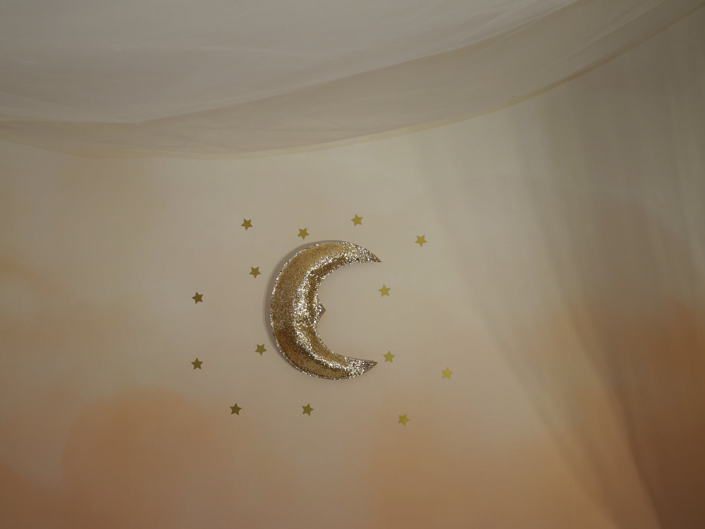 Grande lune murale avec petit nez en tissu pailleté – faite main – Coloris Or / Rose