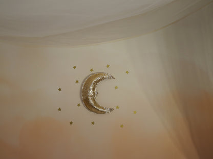 Grande lune murale avec petit nez en tissu pailleté – faite main – Coloris Or / Rose