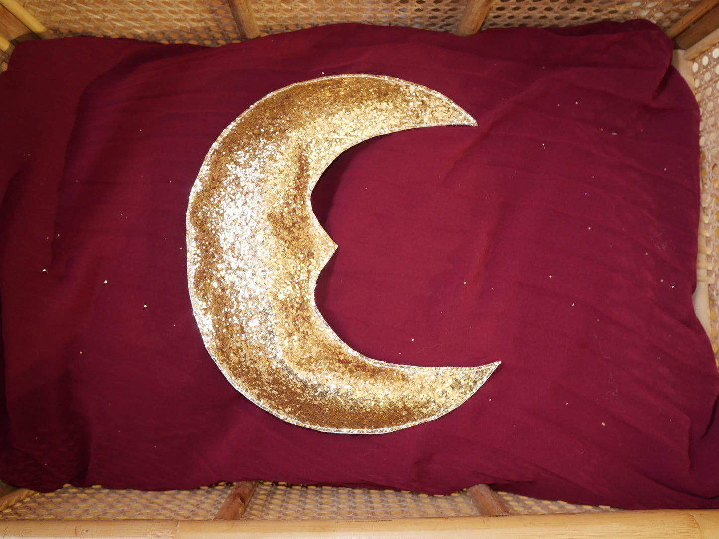 Grande lune murale avec petit nez en tissu pailleté – faite main – Coloris Or / Rose