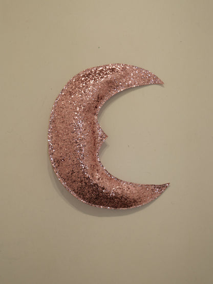 Grande lune murale avec petit nez en tissu pailleté – faite main – Coloris Or / Rose
