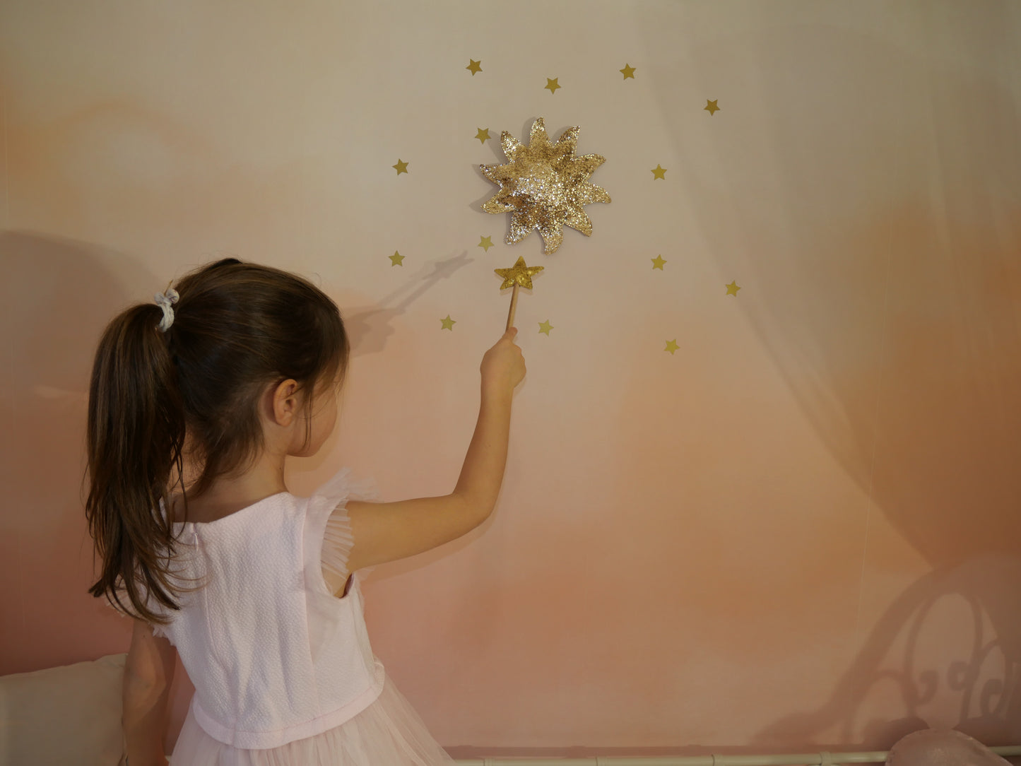 Soleil mystique mural en tissu pailleté – fait main – Coloris Or / Rose