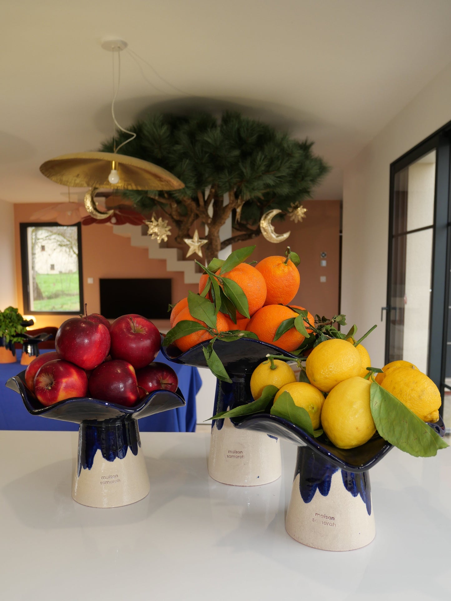 La Coupe est pleine – coupe de fruits sur pied émaillée blanc & bleu profond brillant- version M