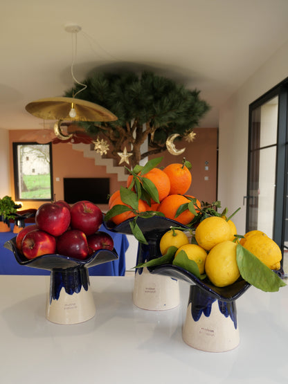 La Coupe est pleine – coupe de fruits sur pied émaillée blanc & bleu profond brillant- version M