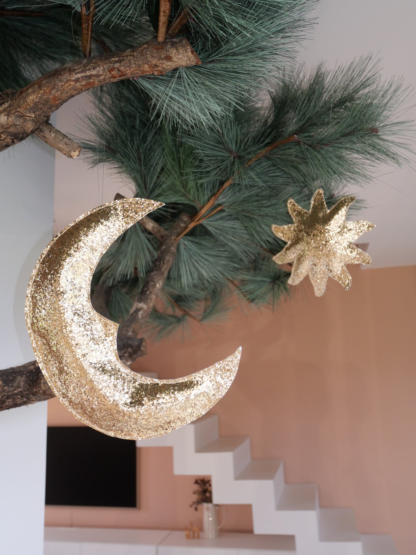 Grande lune murale avec petit nez en tissu pailleté – faite main – Coloris Or / Rose