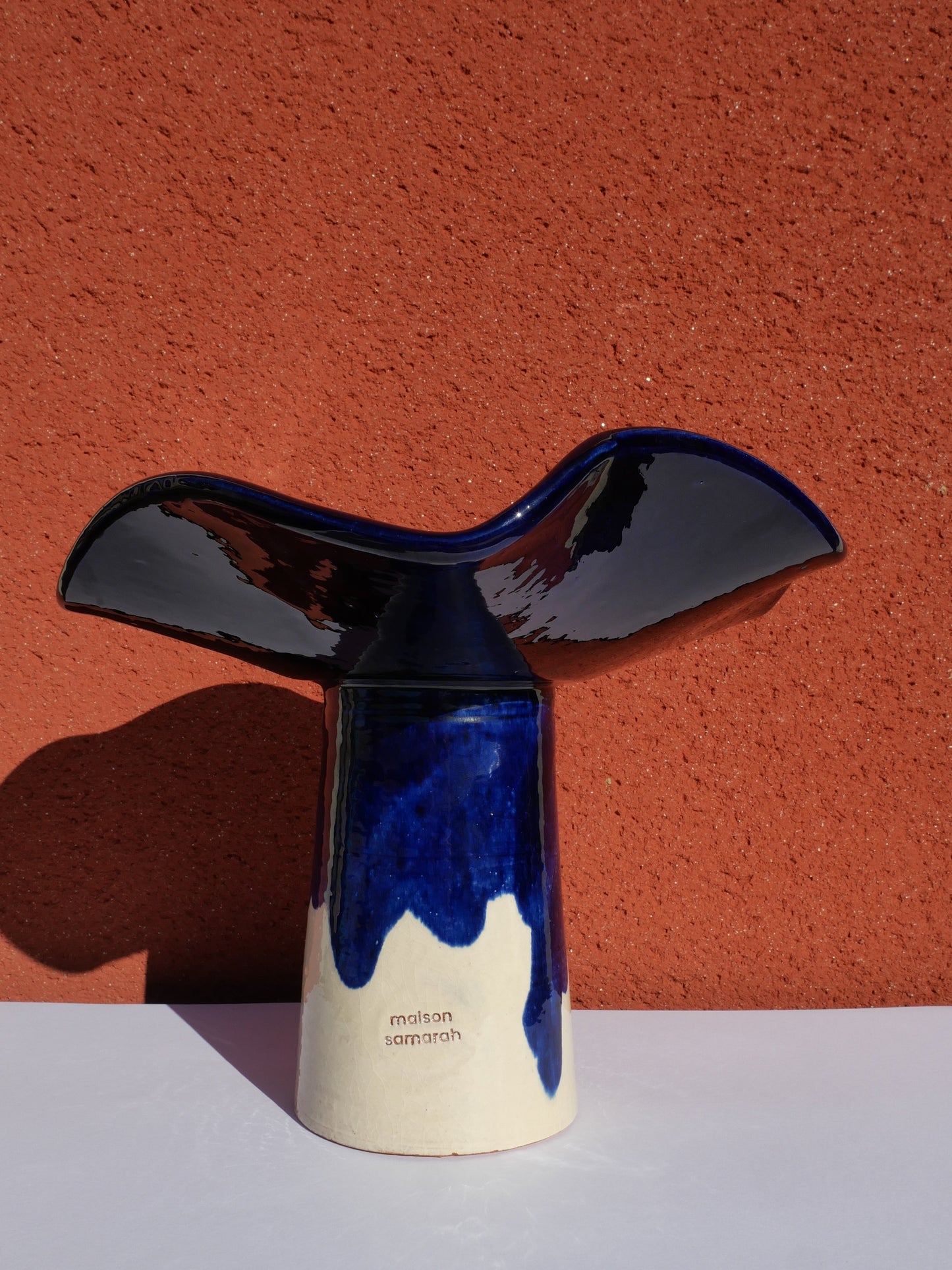 La Coupe est pleine – coupe de fruits sur pied émaillée blanc & bleu profond brillant- version M