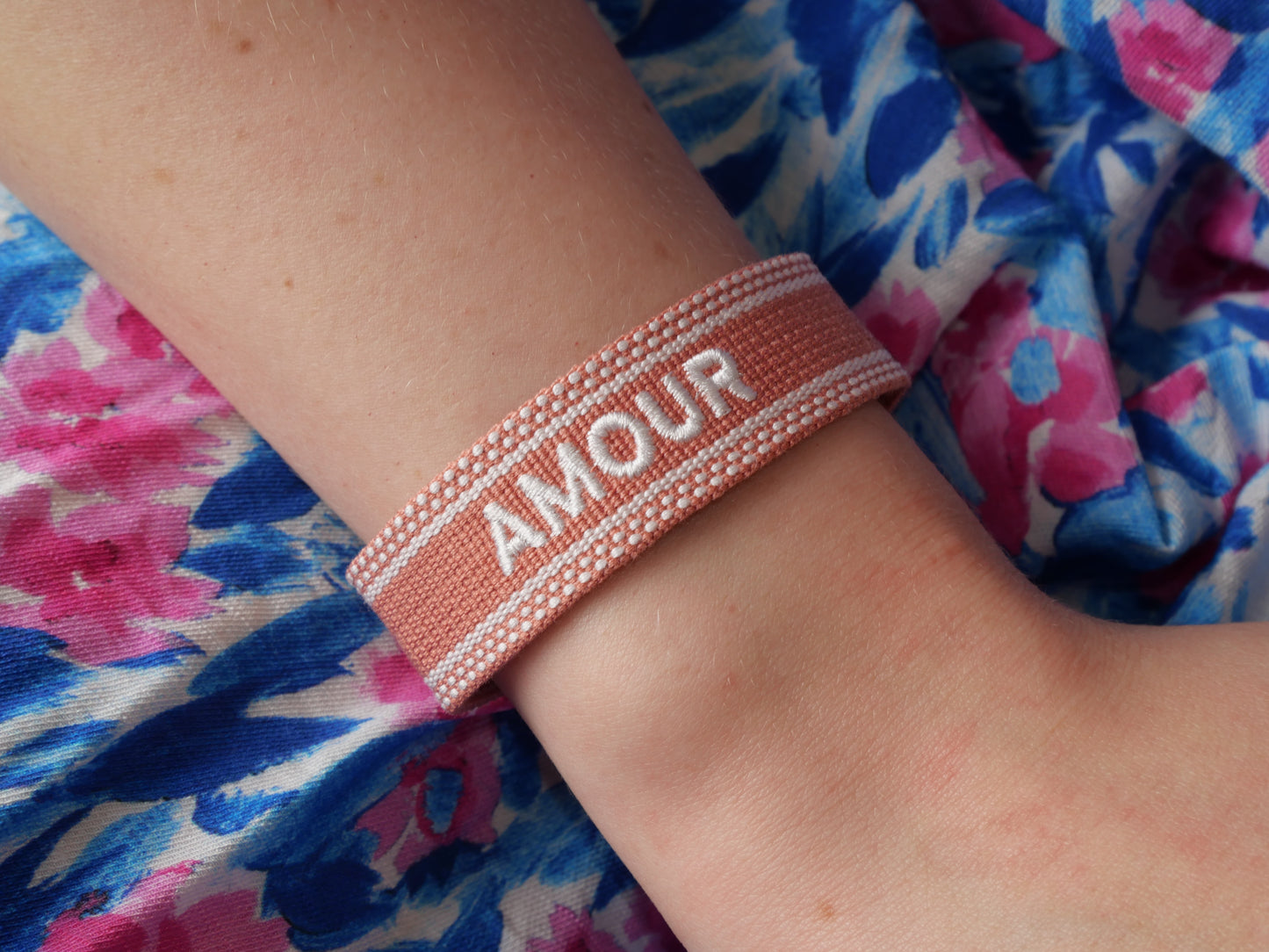 Bracelet tissé AMOUR — Plusieurs coloris