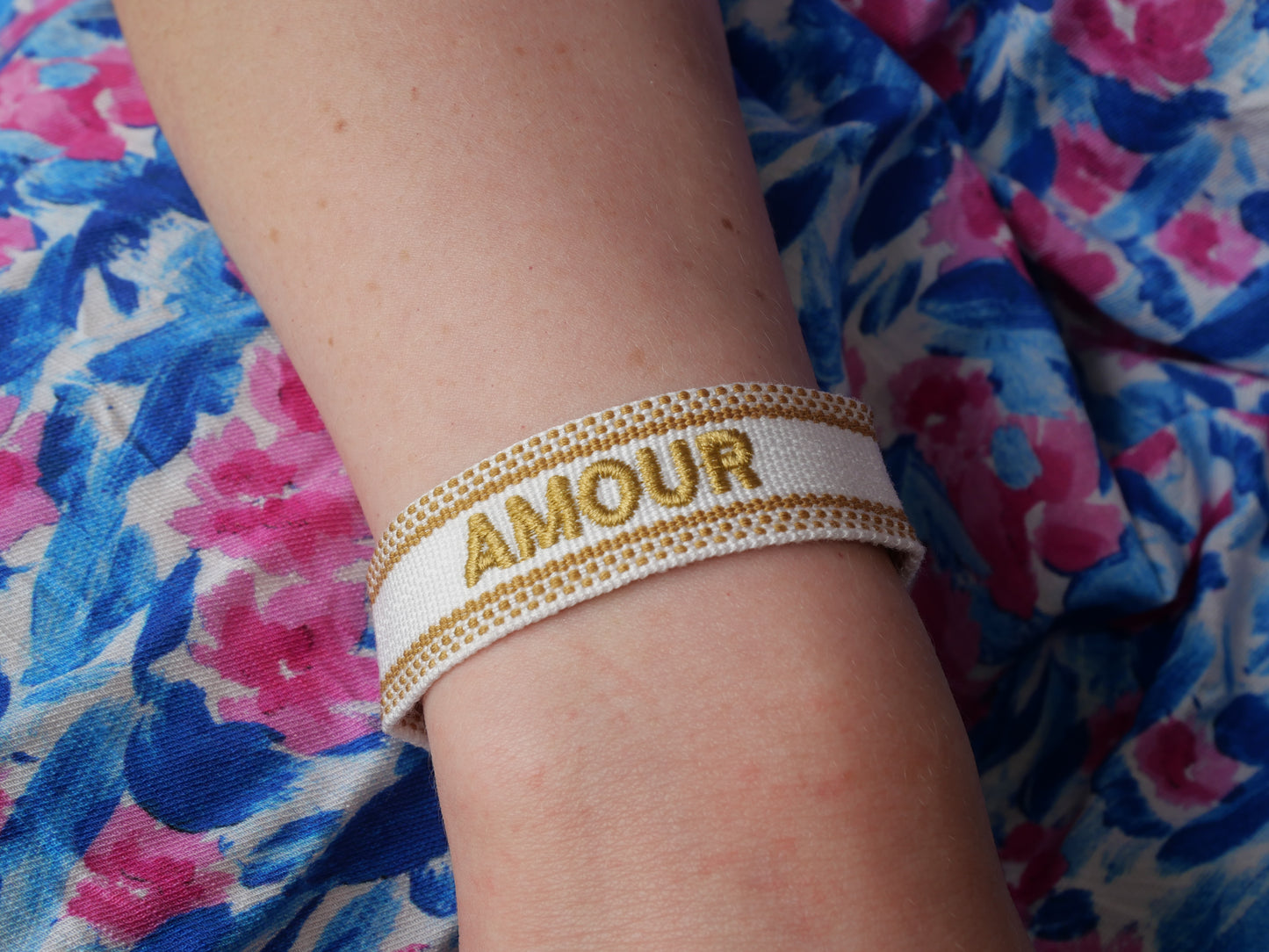 Bracelet tissé AMOUR — Plusieurs coloris