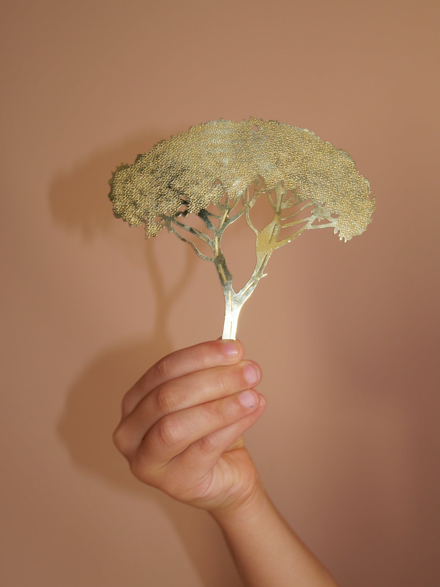 Pin Parasol Méditerranéen stylisé en laiton