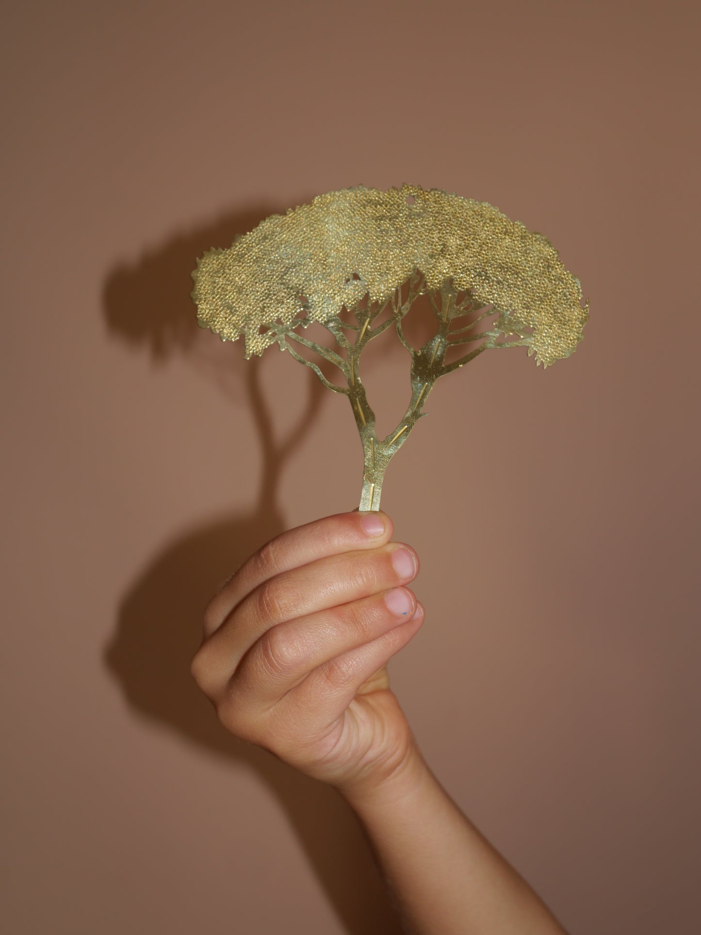 Pin Parasol Méditerranéen stylisé en laiton