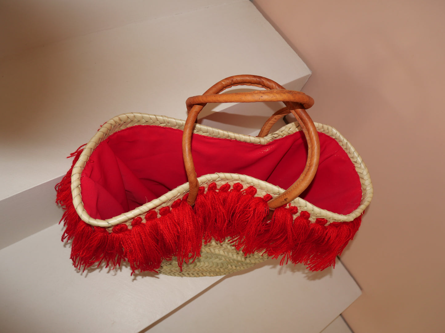 Sac en osier à frange rouge  | Cabas de plage triangulaire
