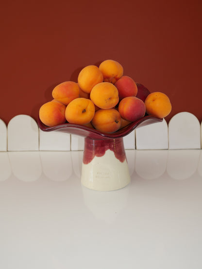 La Coupe est pleine – coupe de fruits sur pied émaillée blanc & bordeaux brillant - version S