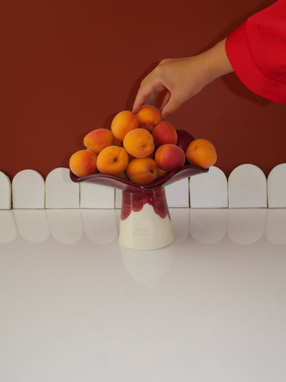 La Coupe est pleine – coupe de fruits sur pied émaillée blanc & bordeaux brillant - version S