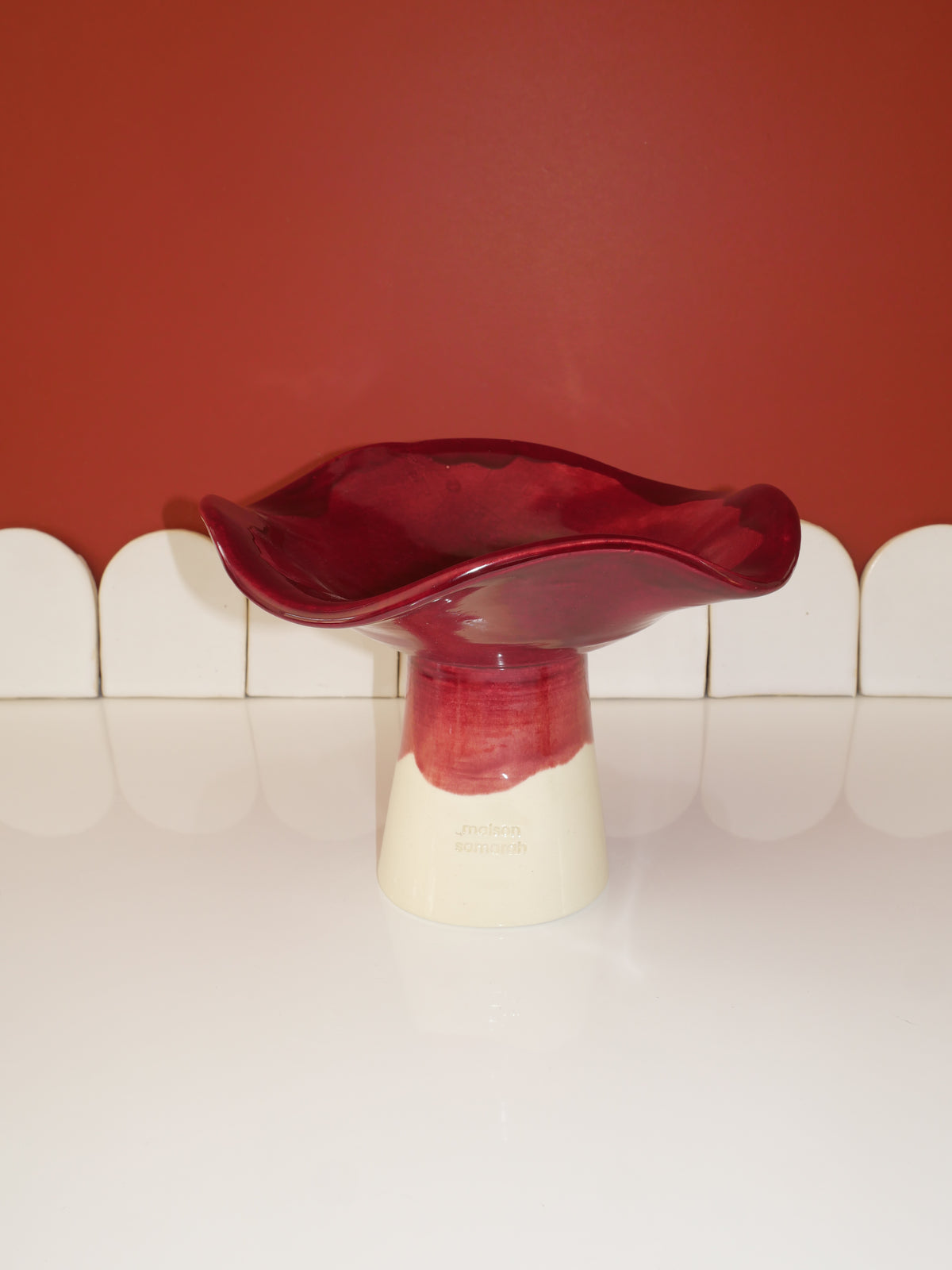 Modèle en stock - La Coupe est pleine – coupe de fruits sur pied émaillée blanc & bordeaux brillant - version S