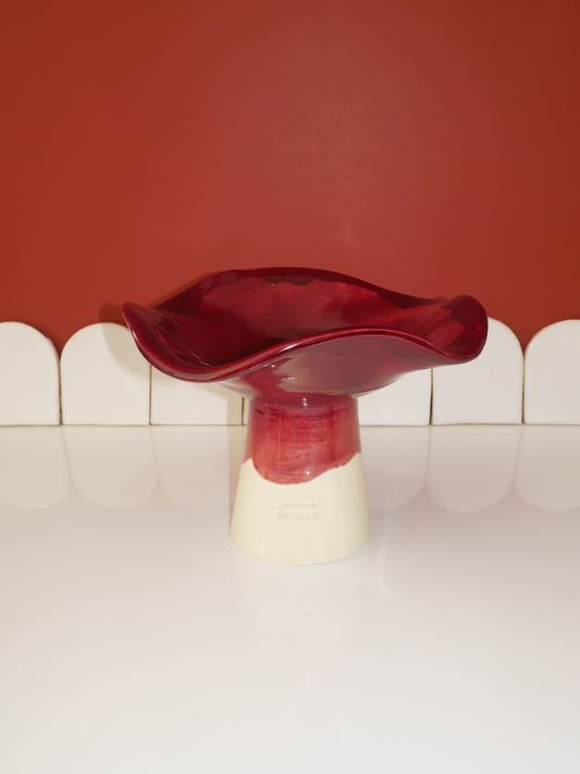 Modèle en stock - La Coupe est pleine – coupe de fruits sur pied émaillée blanc & bordeaux brillant - version S