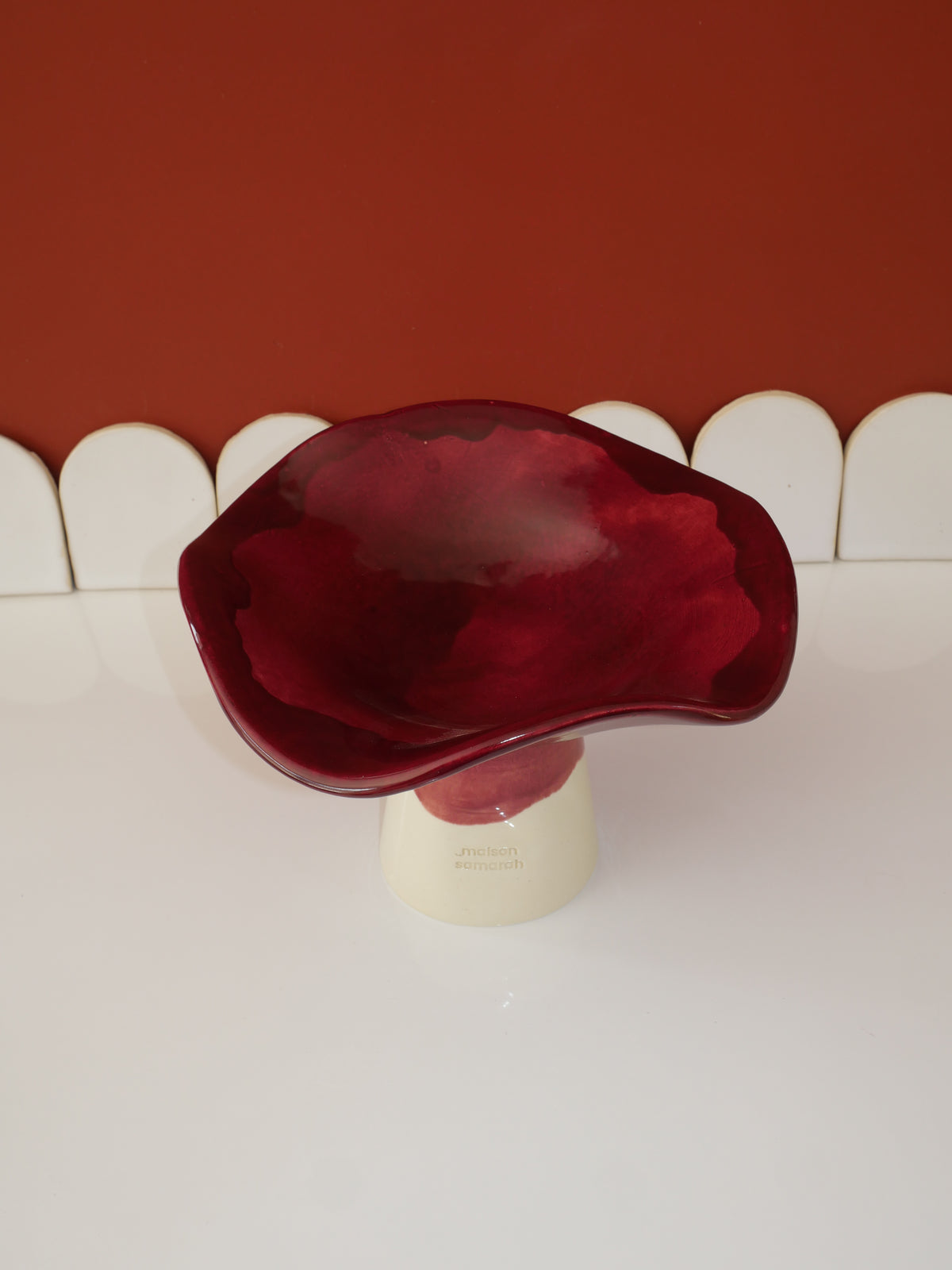 Modèle en stock - La Coupe est pleine – coupe de fruits sur pied émaillée blanc & bordeaux brillant - version S