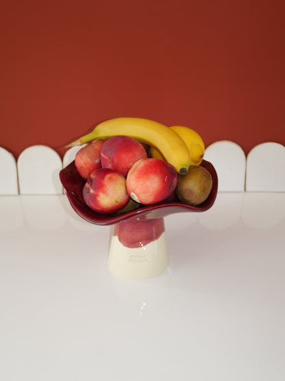 Modèle en stock - La Coupe est pleine – coupe de fruits sur pied émaillée blanc & bordeaux brillant - version S