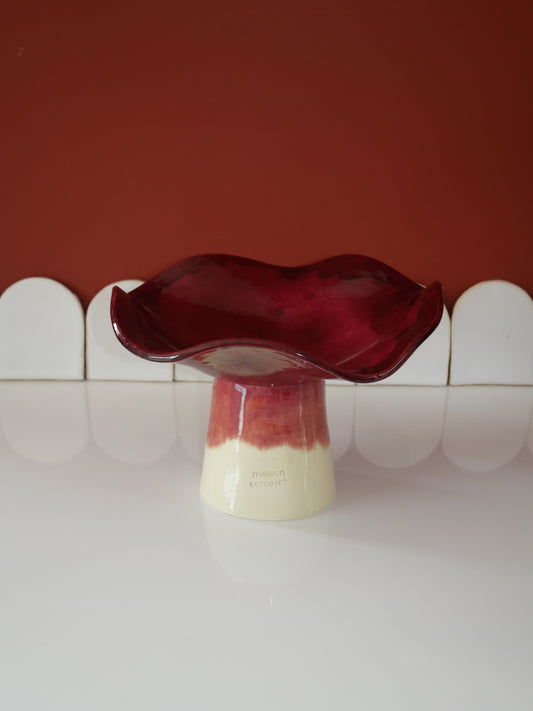 Modèle en stock - La Coupe est pleine – coupe de fruits sur pied émaillée blanc & bordeaux brillant - version S