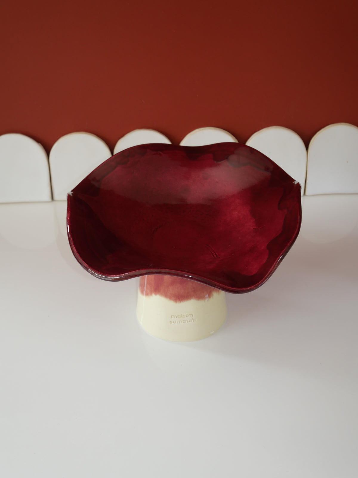 Modèle en stock - La Coupe est pleine – coupe de fruits sur pied émaillée blanc & bordeaux brillant - version S