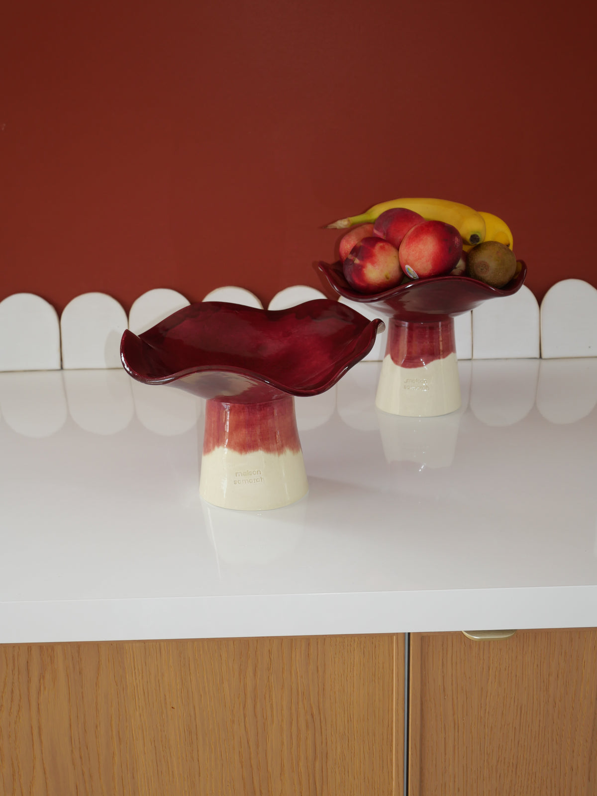 Modèle en stock - La Coupe est pleine – coupe de fruits sur pied émaillée blanc & bordeaux brillant - version S