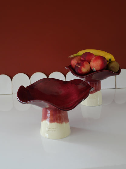 Modèle en stock - La Coupe est pleine – coupe de fruits sur pied émaillée blanc & bordeaux brillant - version S