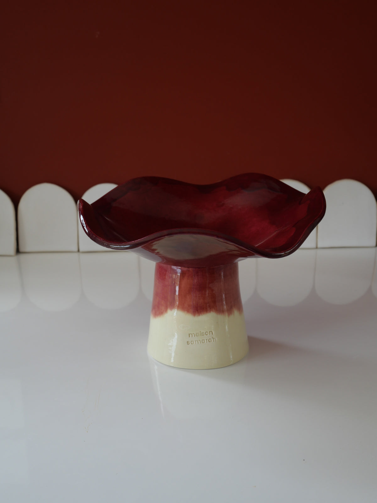 Modèle en stock - La Coupe est pleine – coupe de fruits sur pied émaillée blanc & bordeaux brillant - version S