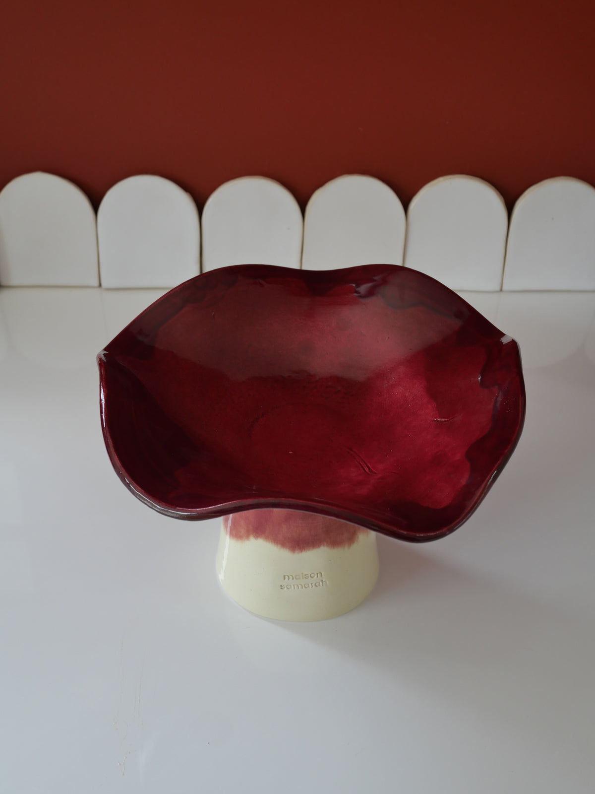 Modèle en stock - La Coupe est pleine – coupe de fruits sur pied émaillée blanc & bordeaux brillant - version S
