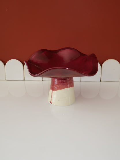 Modèle en stock - La Coupe est pleine – coupe de fruits sur pied émaillée blanc & bordeaux brillant - version S