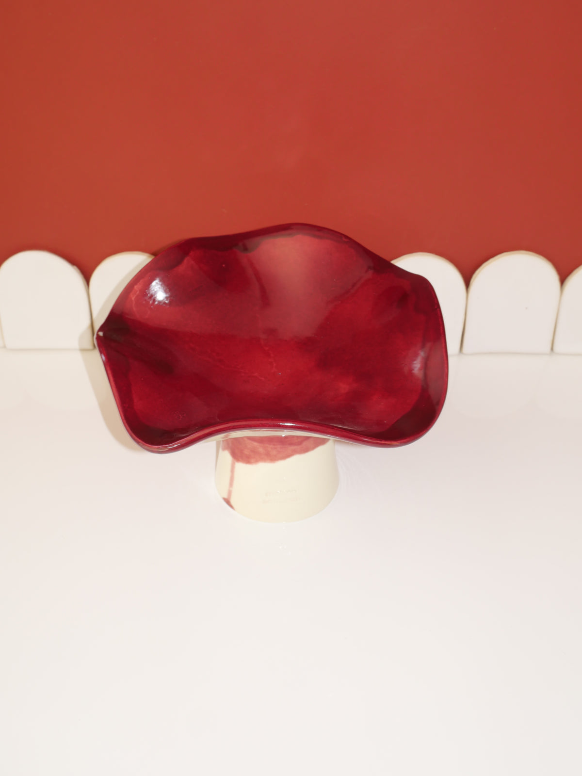 Modèle en stock - La Coupe est pleine – coupe de fruits sur pied émaillée blanc & bordeaux brillant - version S