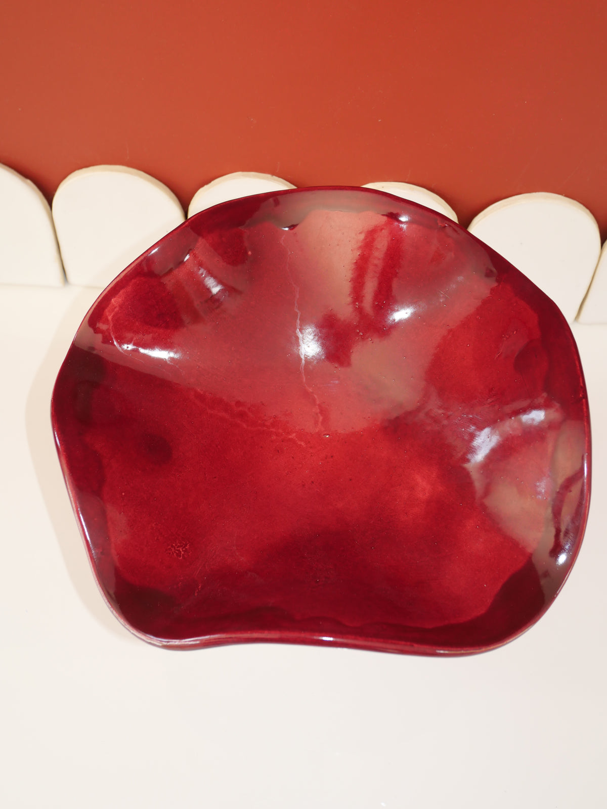Modèle en stock - La Coupe est pleine – coupe de fruits sur pied émaillée blanc & bordeaux brillant - version S