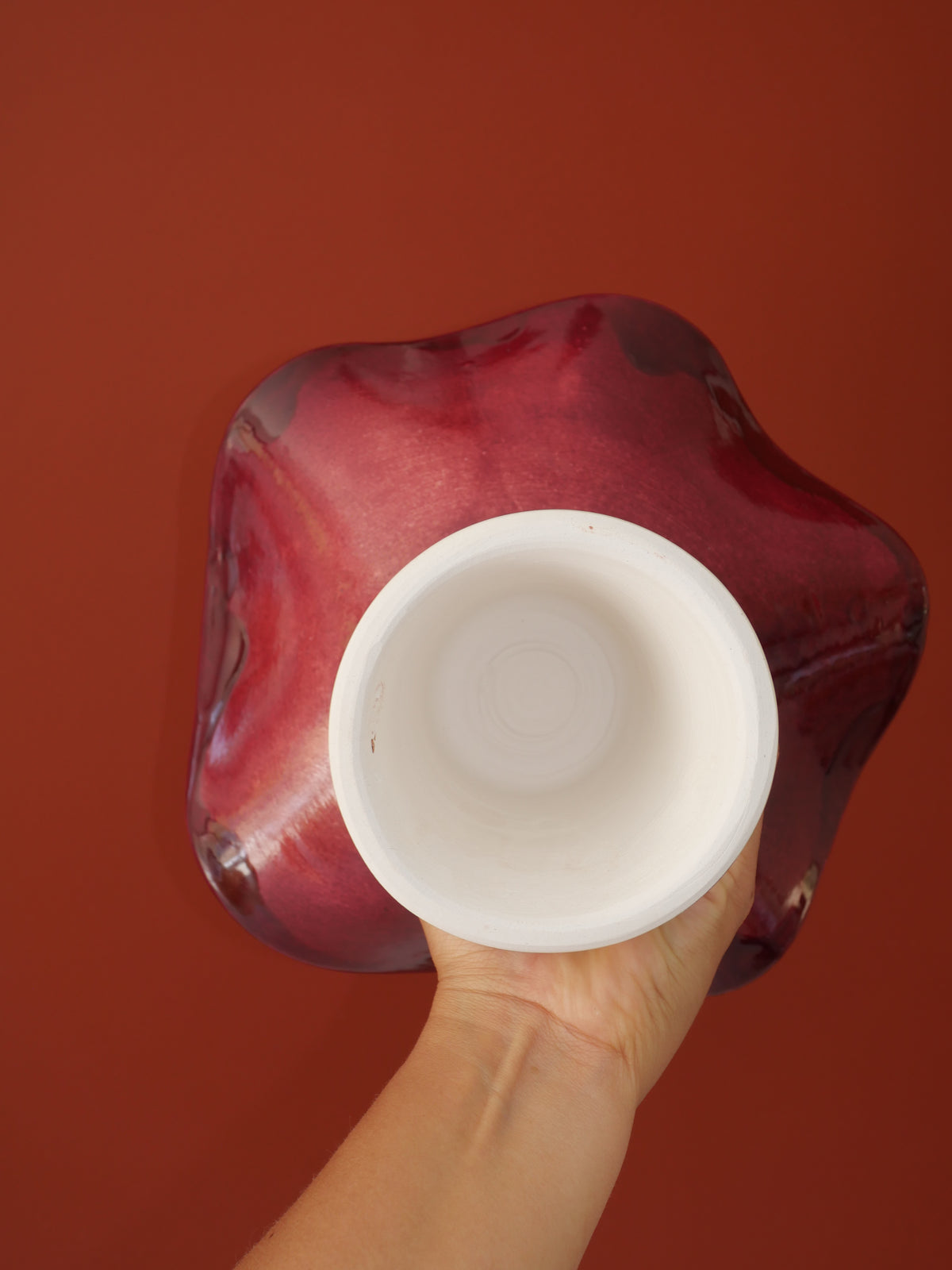 Modèle en stock - La Coupe est pleine – coupe de fruits sur pied émaillée blanc & bordeaux brillant - version S