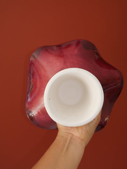 Modèle en stock - La Coupe est pleine – coupe de fruits sur pied émaillée blanc & bordeaux brillant - version S