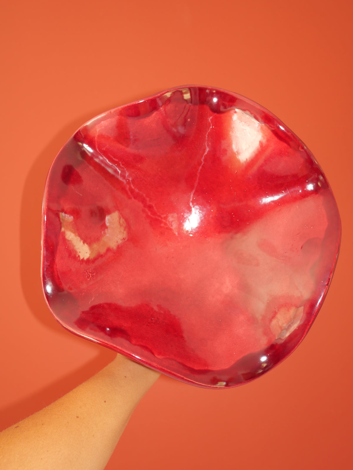 Modèle en stock - La Coupe est pleine – coupe de fruits sur pied émaillée blanc & bordeaux brillant - version S