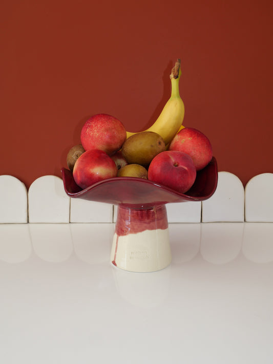 Modèle en stock - La Coupe est pleine – coupe de fruits sur pied émaillée blanc & bordeaux brillant - version S