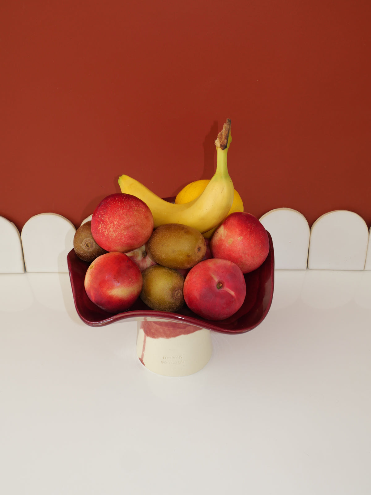 Modèle en stock - La Coupe est pleine – coupe de fruits sur pied émaillée blanc & bordeaux brillant - version S