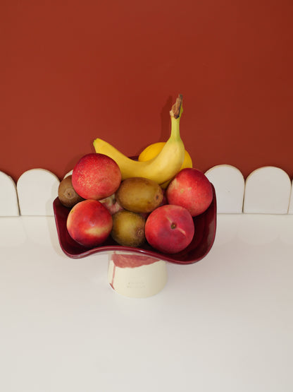 Modèle en stock - La Coupe est pleine – coupe de fruits sur pied émaillée blanc & bordeaux brillant - version S
