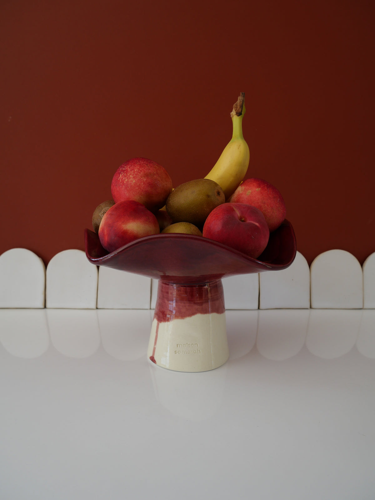 Modèle en stock - La Coupe est pleine – coupe de fruits sur pied émaillée blanc & bordeaux brillant - version S