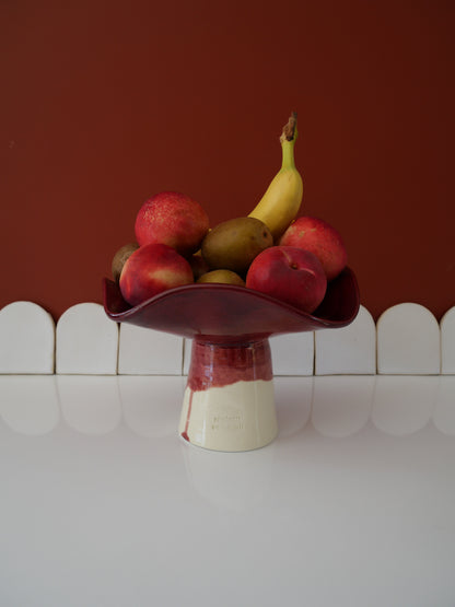 Modèle en stock - La Coupe est pleine – coupe de fruits sur pied émaillée blanc & bordeaux brillant - version S