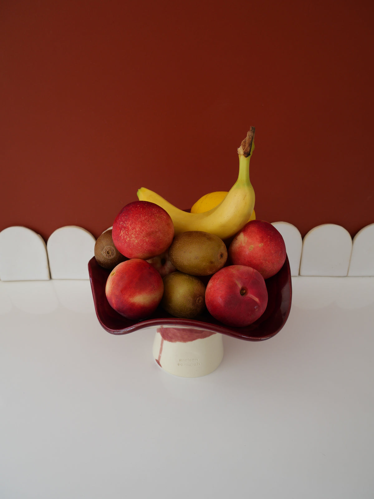 Modèle en stock - La Coupe est pleine – coupe de fruits sur pied émaillée blanc & bordeaux brillant - version S