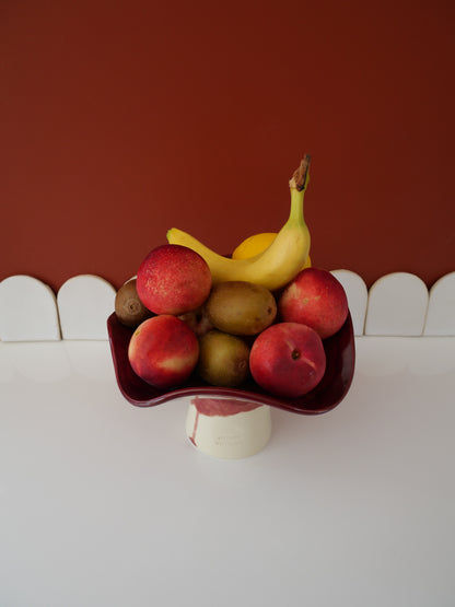 Modèle en stock - La Coupe est pleine – coupe de fruits sur pied émaillée blanc & bordeaux brillant - version S